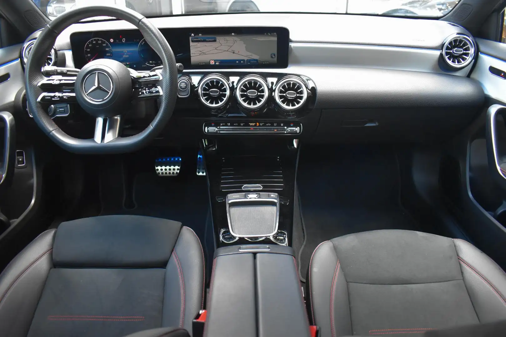 Mercedes-Benz A 250 e AMG Line Pano Sfeerverlichting Multibeam Grijs - 2