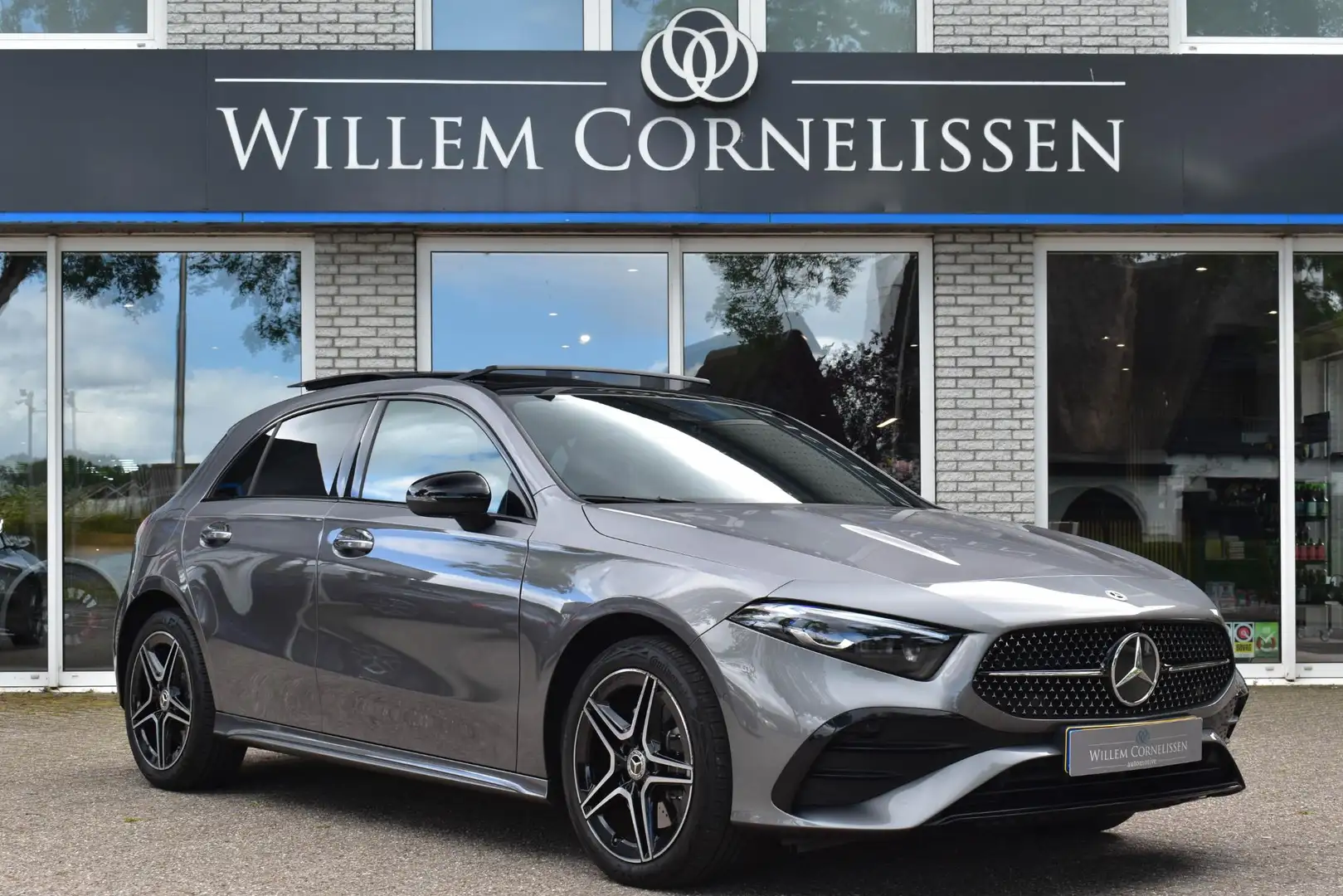 Mercedes-Benz A 250 e AMG Line Pano Sfeerverlichting Multibeam Grijs - 1
