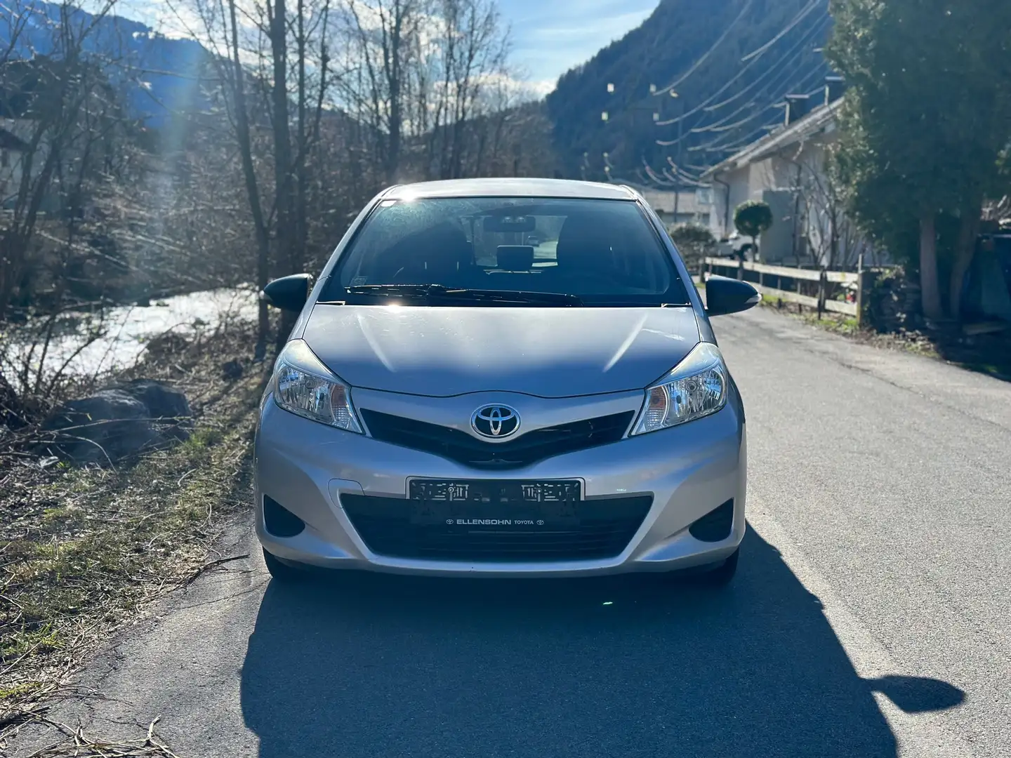 Toyota Yaris 1,0 VVT-i Silber - 2