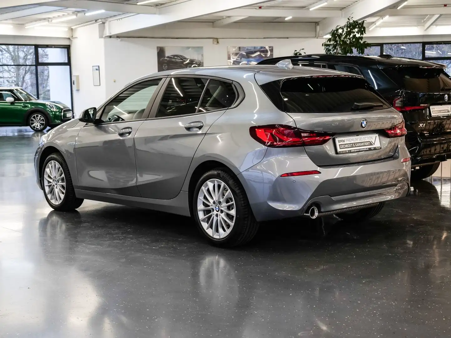 BMW 118 i Advantage Aut Nav LED PDCv+h Shz Klima Grau - 2