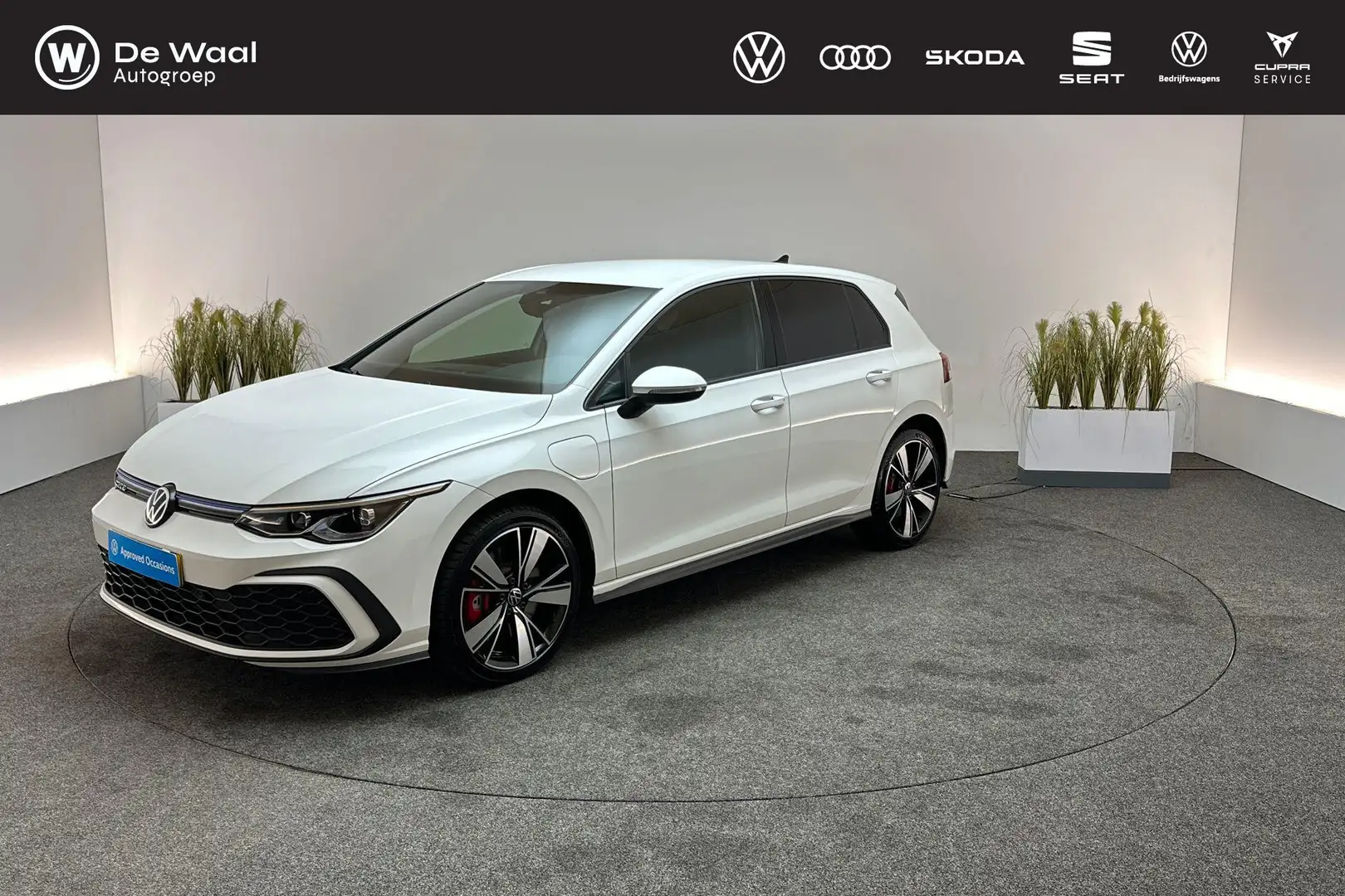 Volkswagen Golf GTE 1.4 245pk DSG eHybrid | 18" LM Velgen, Stoelverwar Wit - 1