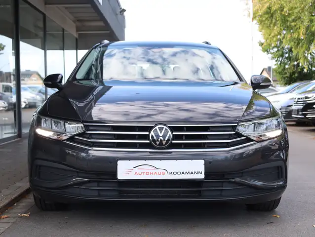 Volkswagen Passat view 4