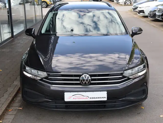 Volkswagen Passat view 3