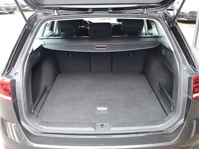 Volkswagen Passat view 10