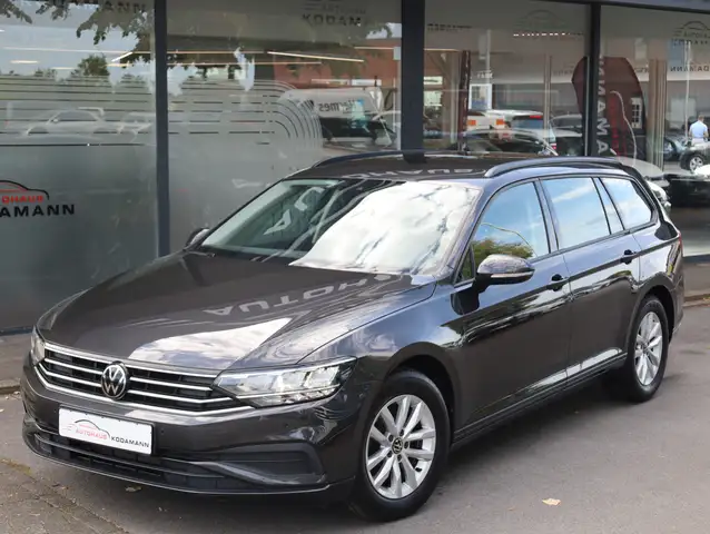 Volkswagen Passat view 2