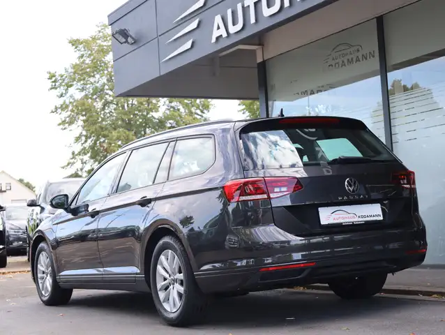 Volkswagen Passat view 8