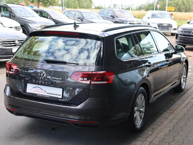 Volkswagen Passat view 11