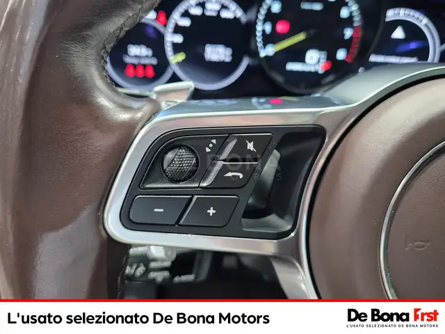 Porsche Cayenne view 13
