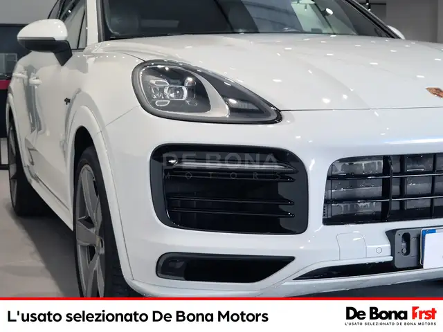 Porsche Cayenne view 14
