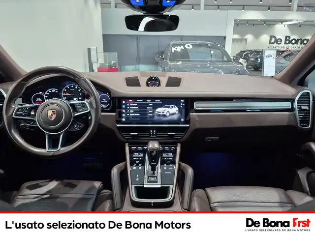 Porsche Cayenne view 9