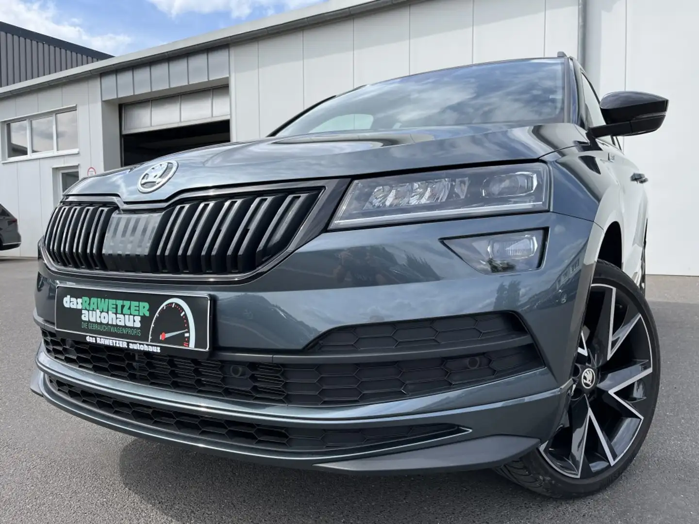 Skoda Karoq 1.5 TSI Sportline 174€ m. 20% Anzahlung AHK Navi Grau - 1