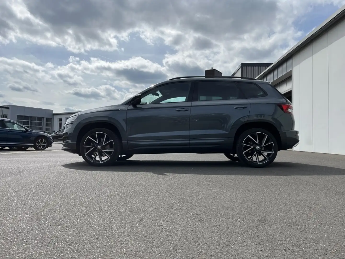Skoda Karoq 1.5 TSI Sportline 174€ m. 20% Anzahlung AHK Navi Grau - 2
