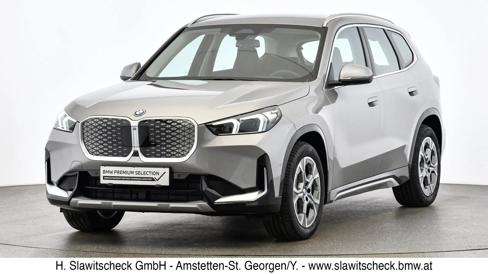 BMW iX1 eDrive20 U11 Silber - 1