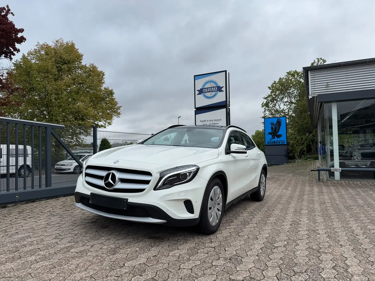 Mercedes-Benz GLA 200 Weiß - 1
