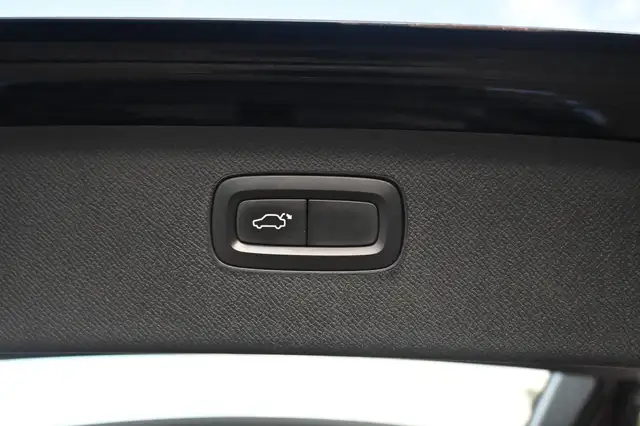 Volvo XC90 view 9