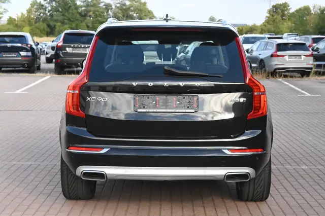 Volvo XC90 view 4