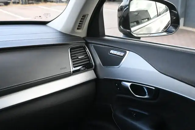 Volvo XC90 view 18