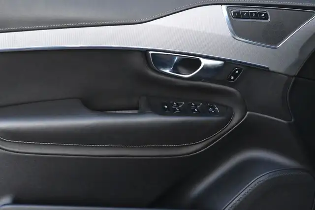 Volvo XC90 view 11