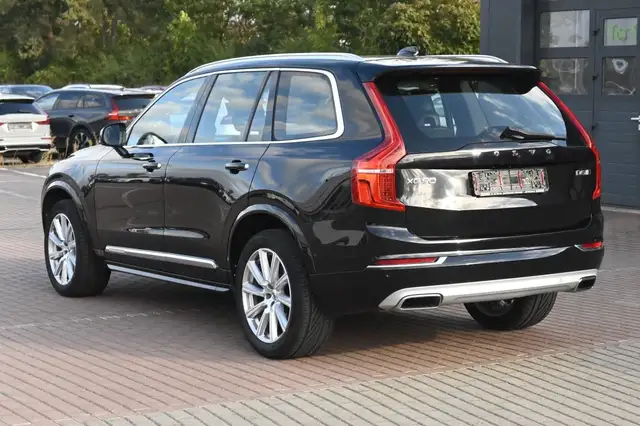 Volvo XC90 view 3