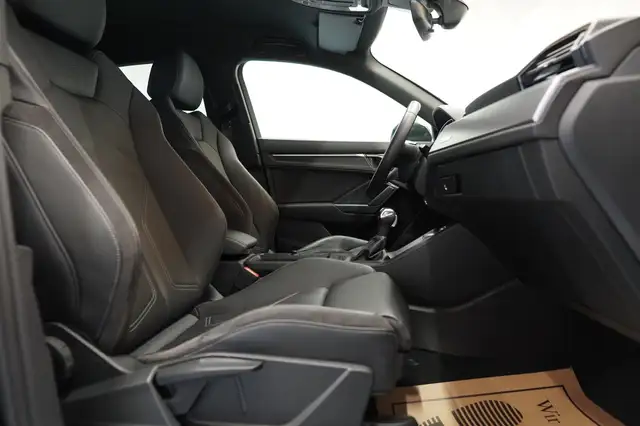 Audi Q3 view 18