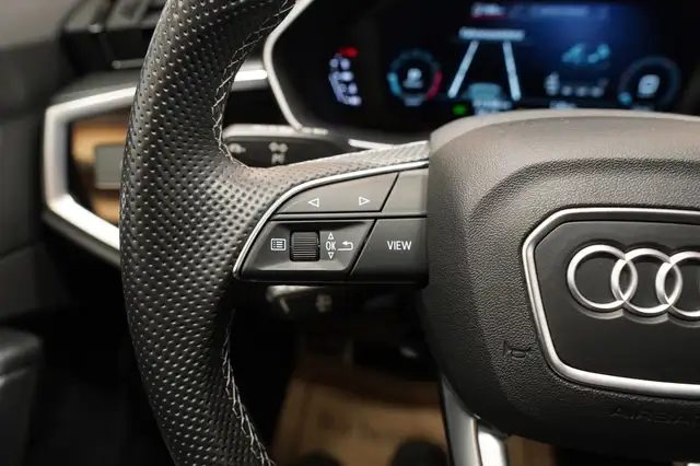 Audi Q3 view 23