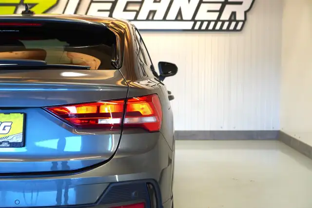 Audi Q3 view 6