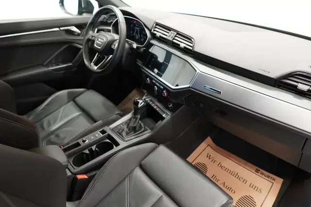 Audi Q3 view 19