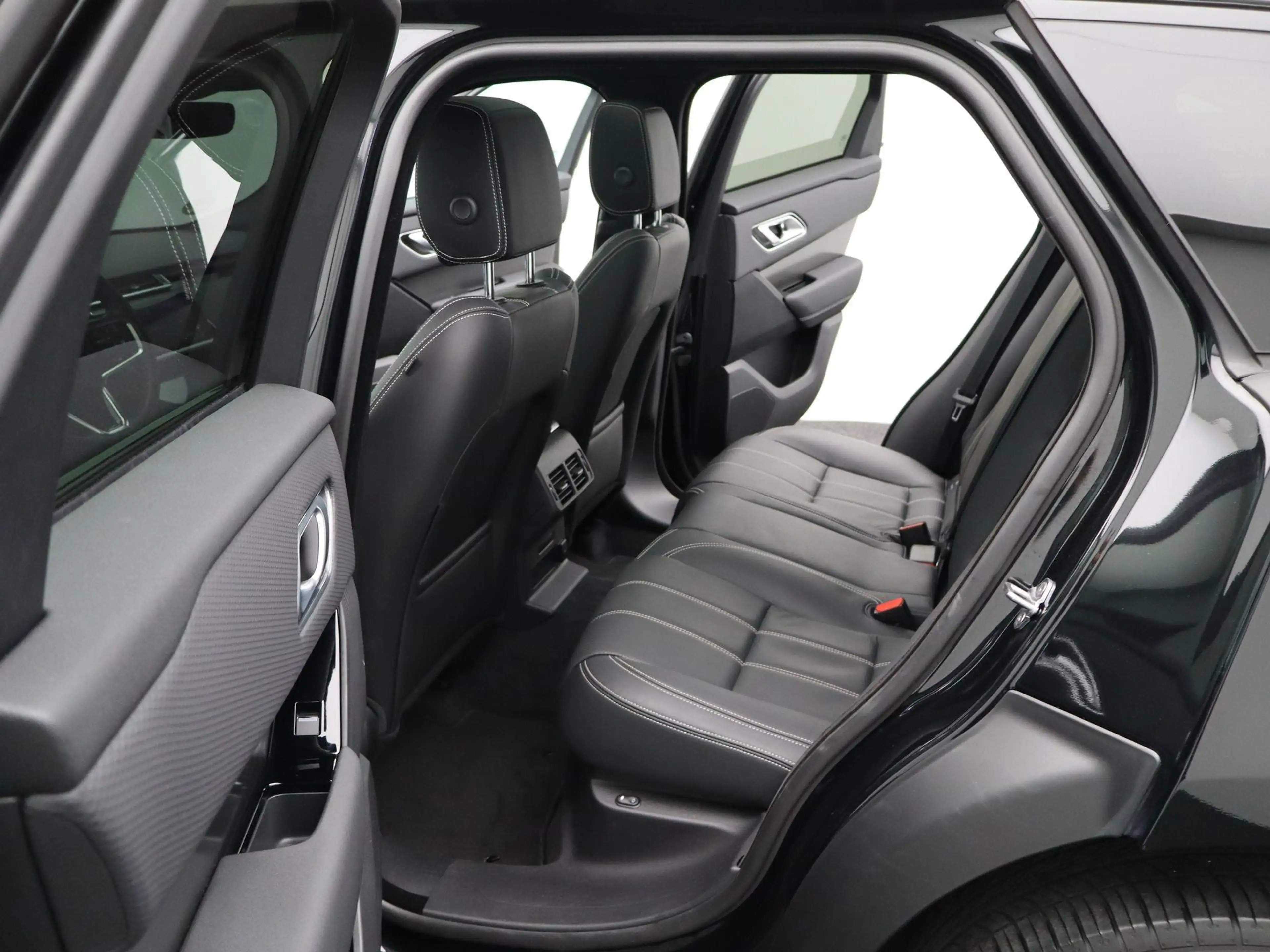 Land Rover Range Rover Velar 2.0 P400e S — photo 13