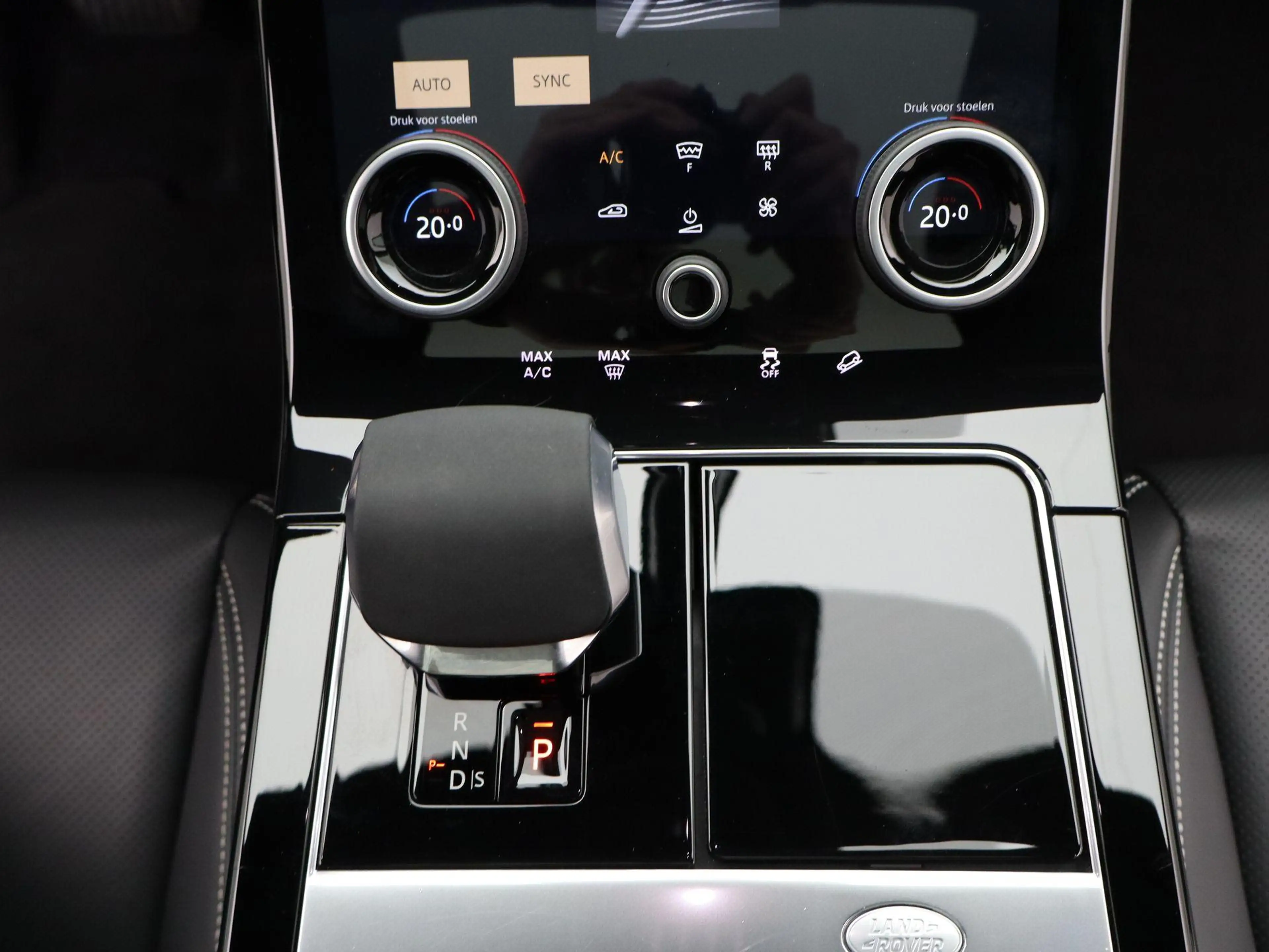 Land Rover Range Rover Velar 2.0 P400e S — photo 11