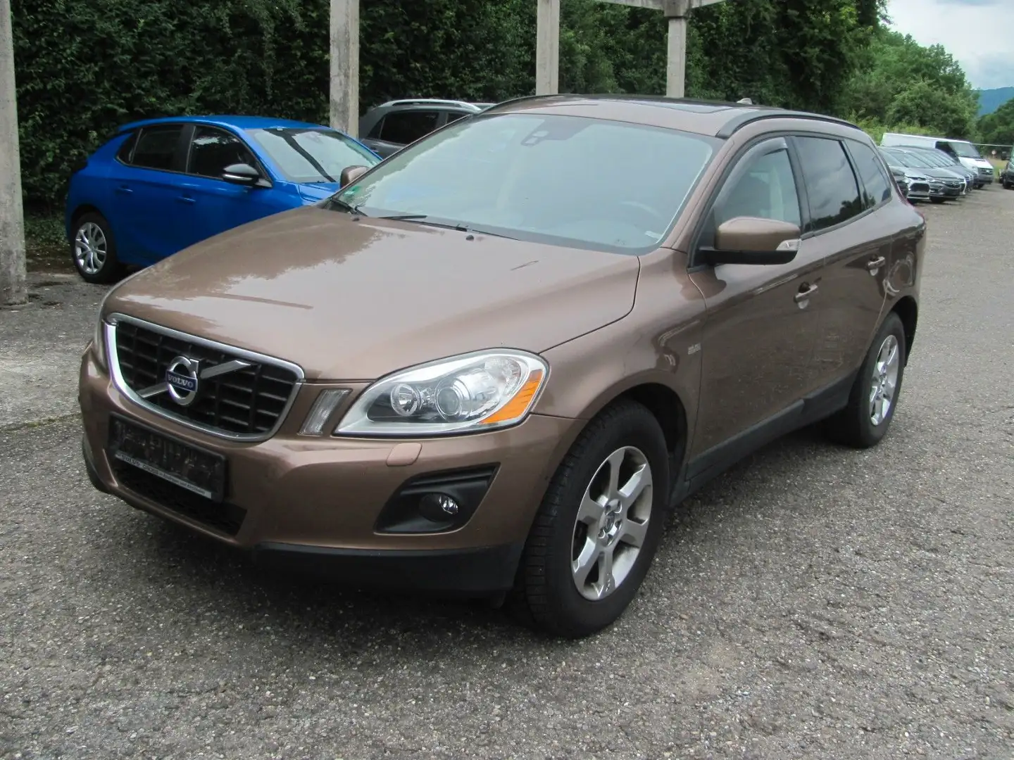 Volvo XC60 2.4 D4 AWD Automatik Kinetic Alu/eGSD/Navi/PDC/SHZ smeđa - 1