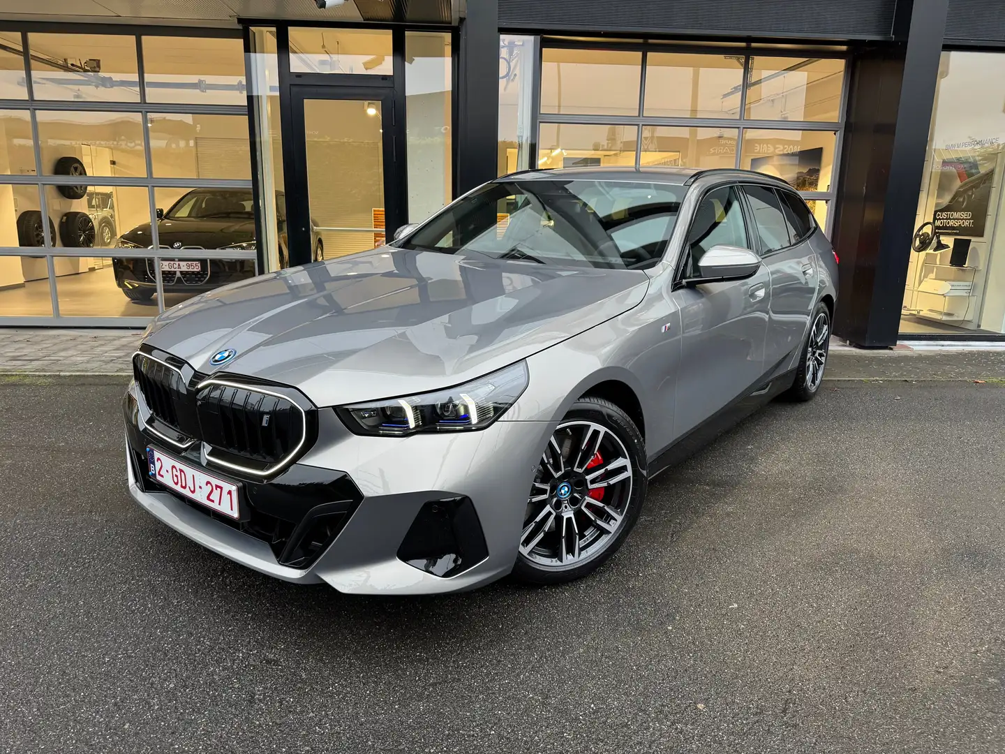 BMW i5 Touring 83.9 kW eDrive40 Grijs - 1