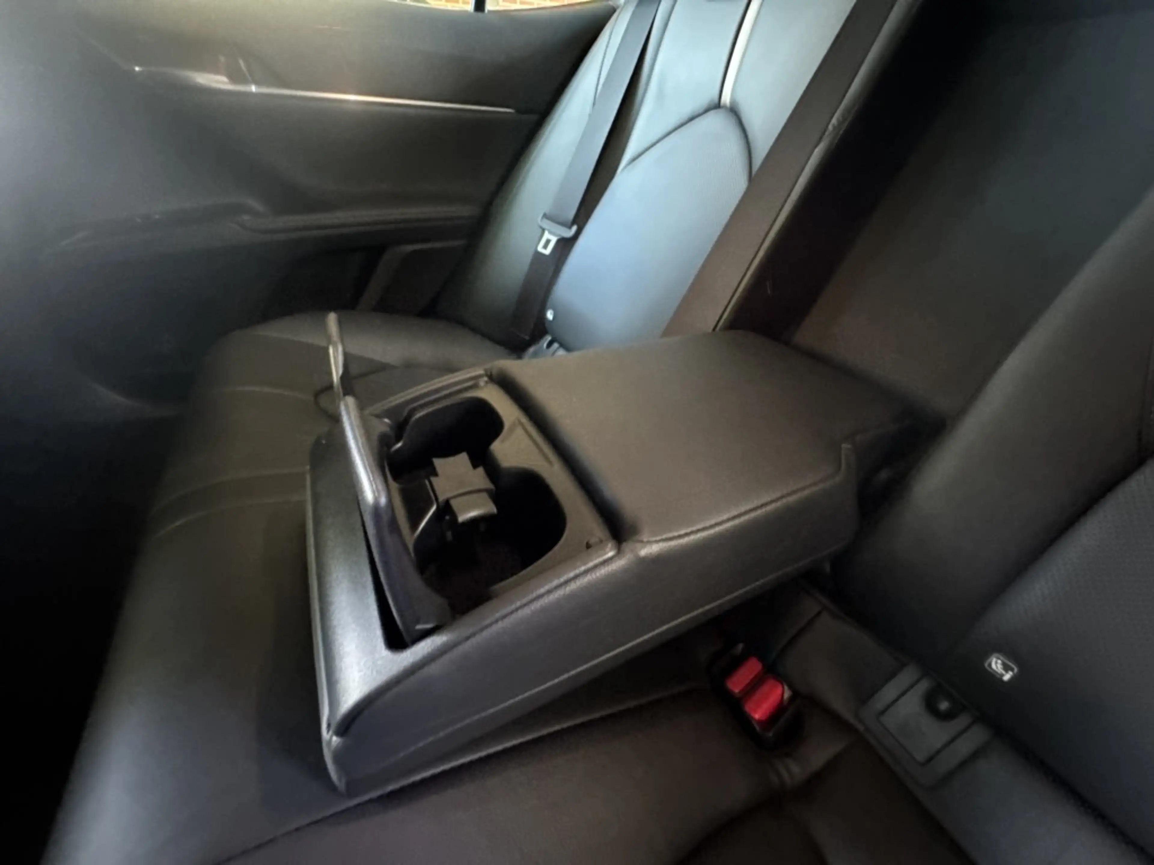 Toyota Camry 2.5 Hybrid Business Intro Leer — photo 16