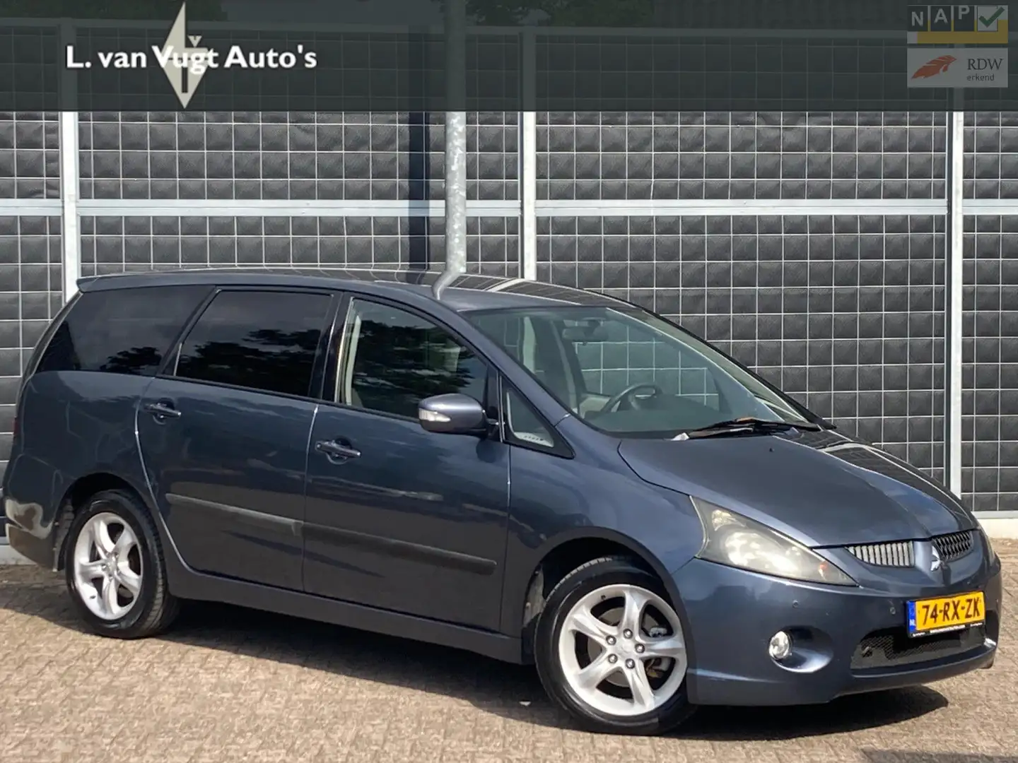 Mitsubishi Grandis 2.4-16V Intense 7 Prs. Automaat Gris - 1