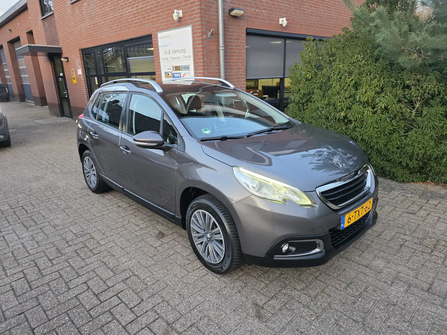 Peugeot 2008 1.6 VTi Active, afneembare trekhaak, panoramodak Grijs - 1