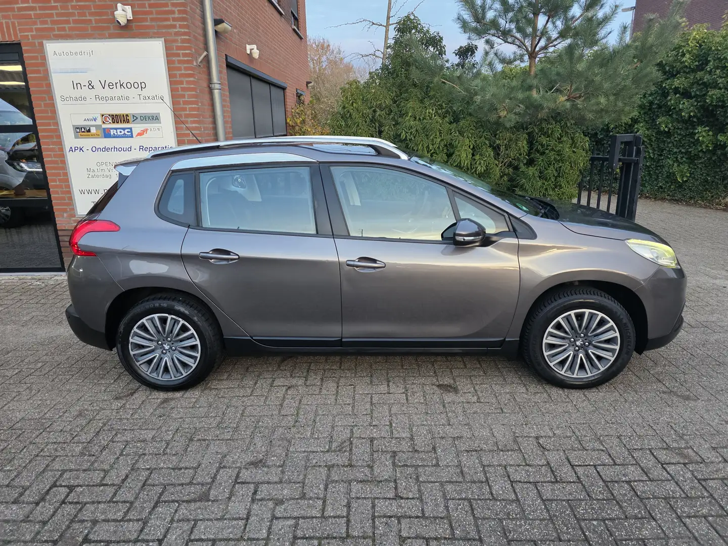 Peugeot 2008 1.6 VTi Active, afneembare trekhaak, panoramodak Grijs - 2