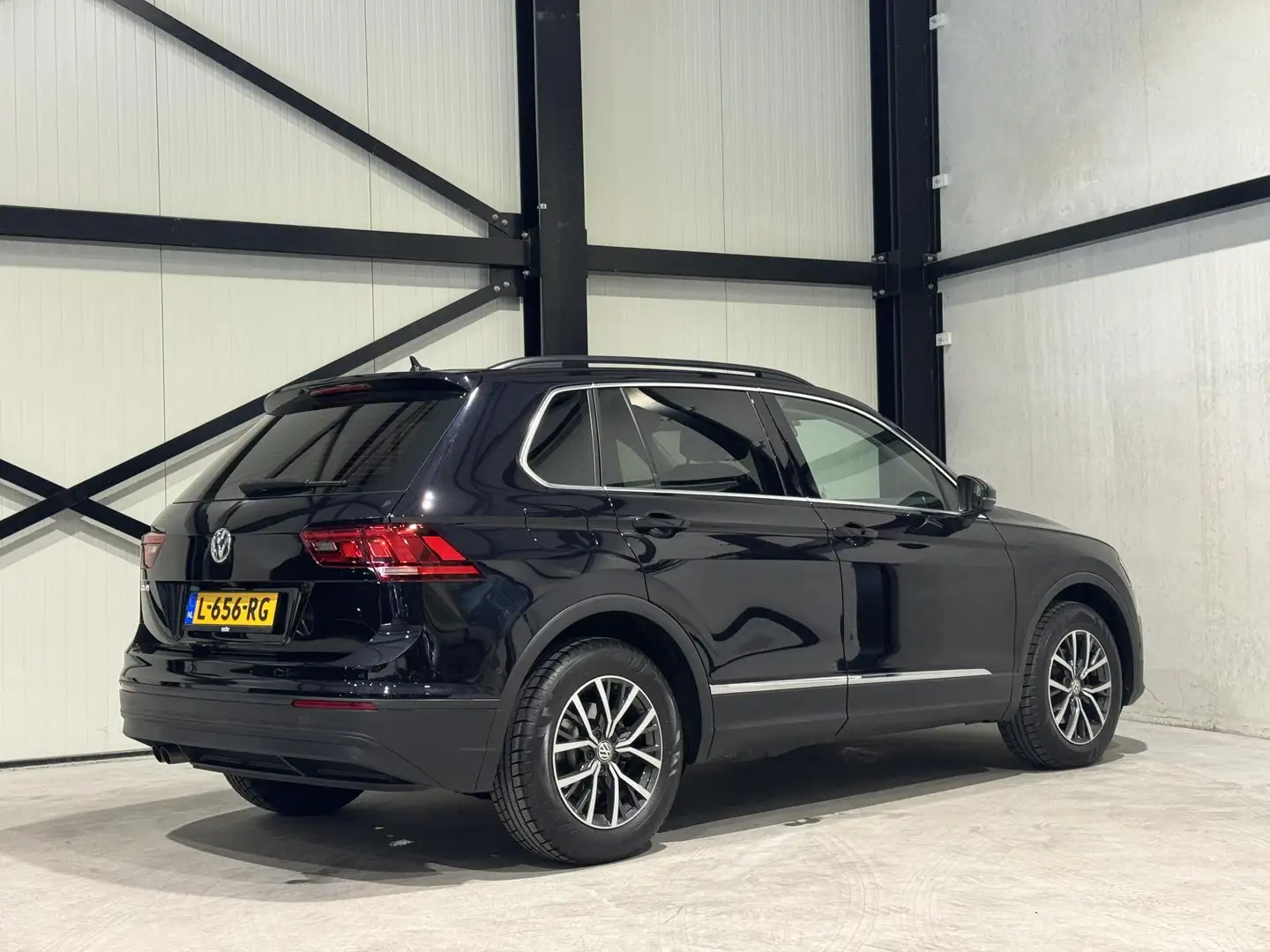Volkswagen Tiguan 1.5 TSI Comfortline | carplay | park-assist | stoe Zwart - 2