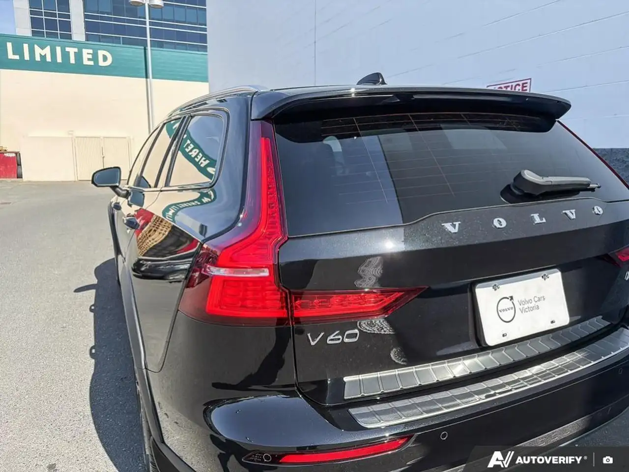 Volvo V60 Cross Country снимка Volvo V60 Cross Country