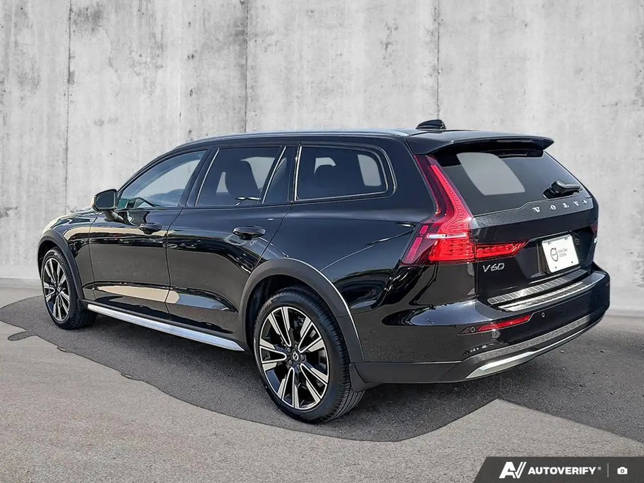 Volvo V60 Cross Country снимка Volvo V60 Cross Country