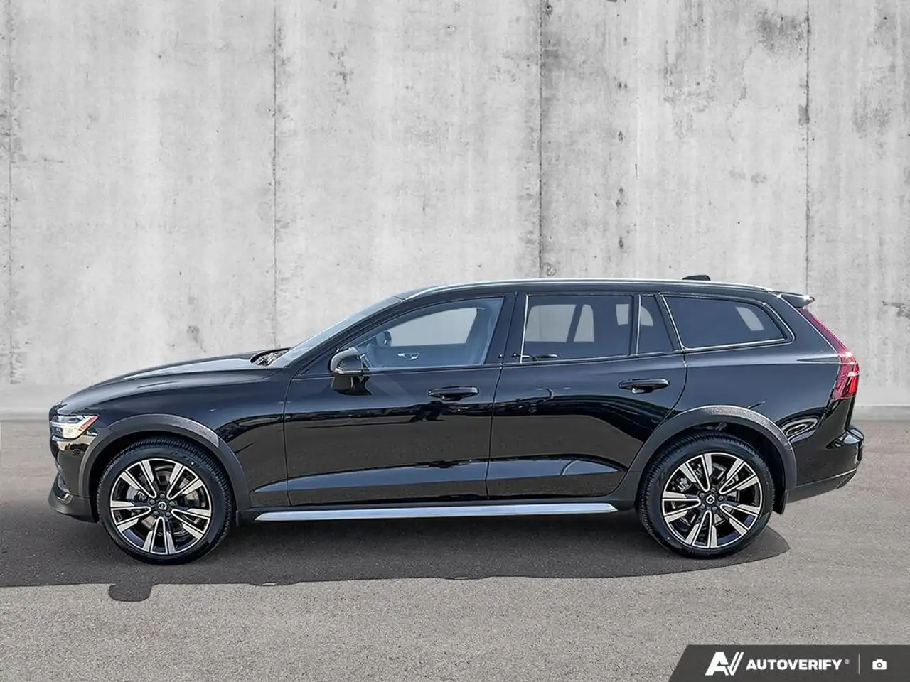 Volvo V60 Cross Country снимка Volvo V60 Cross Country
