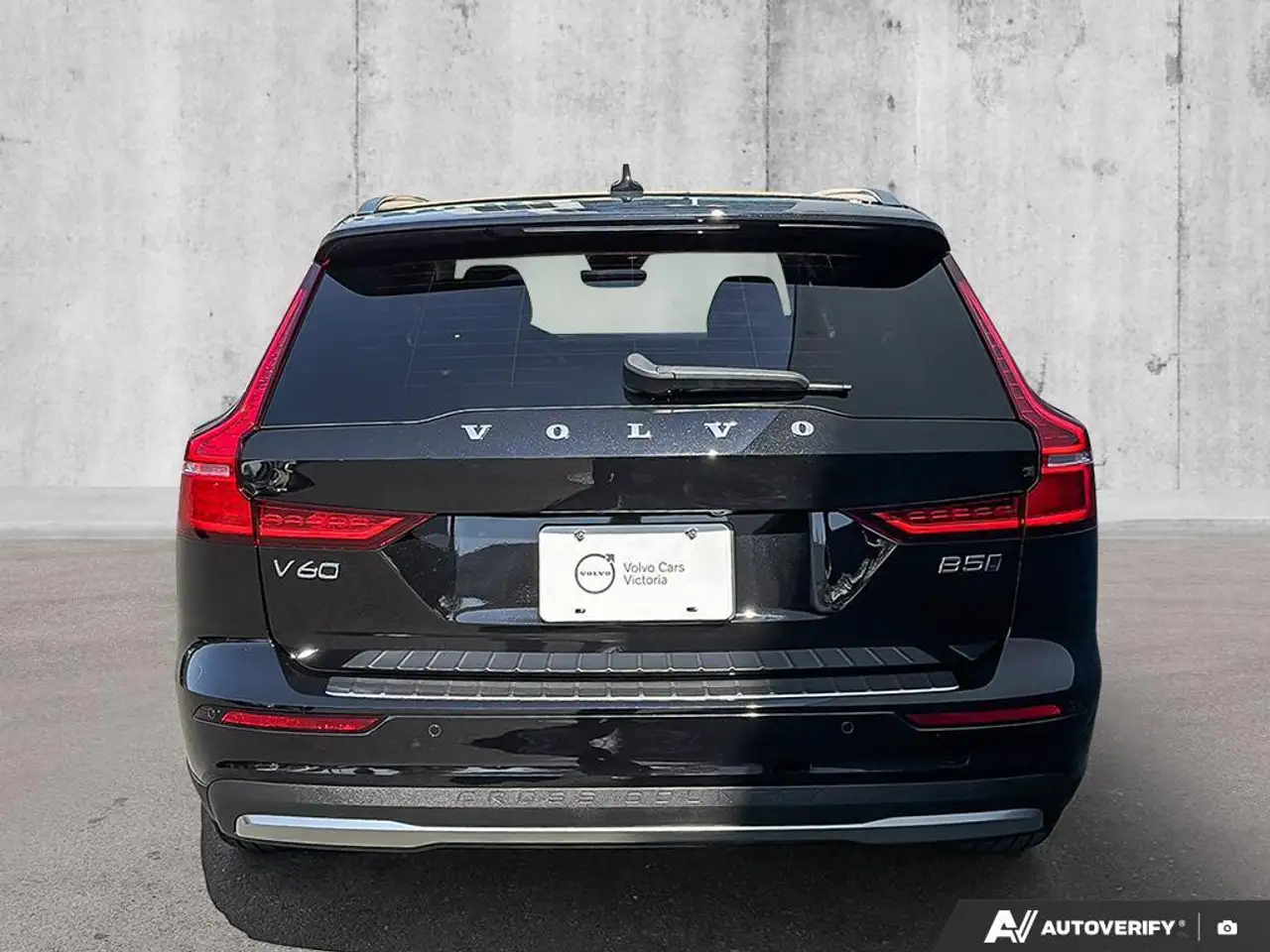 Volvo V60 Cross Country снимка Volvo V60 Cross Country