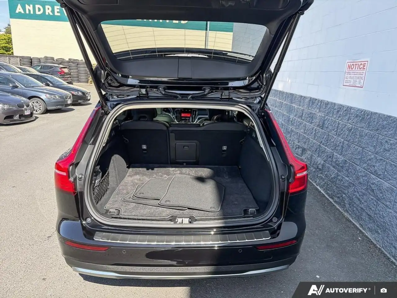 Volvo V60 Cross Country снимка Volvo V60 Cross Country