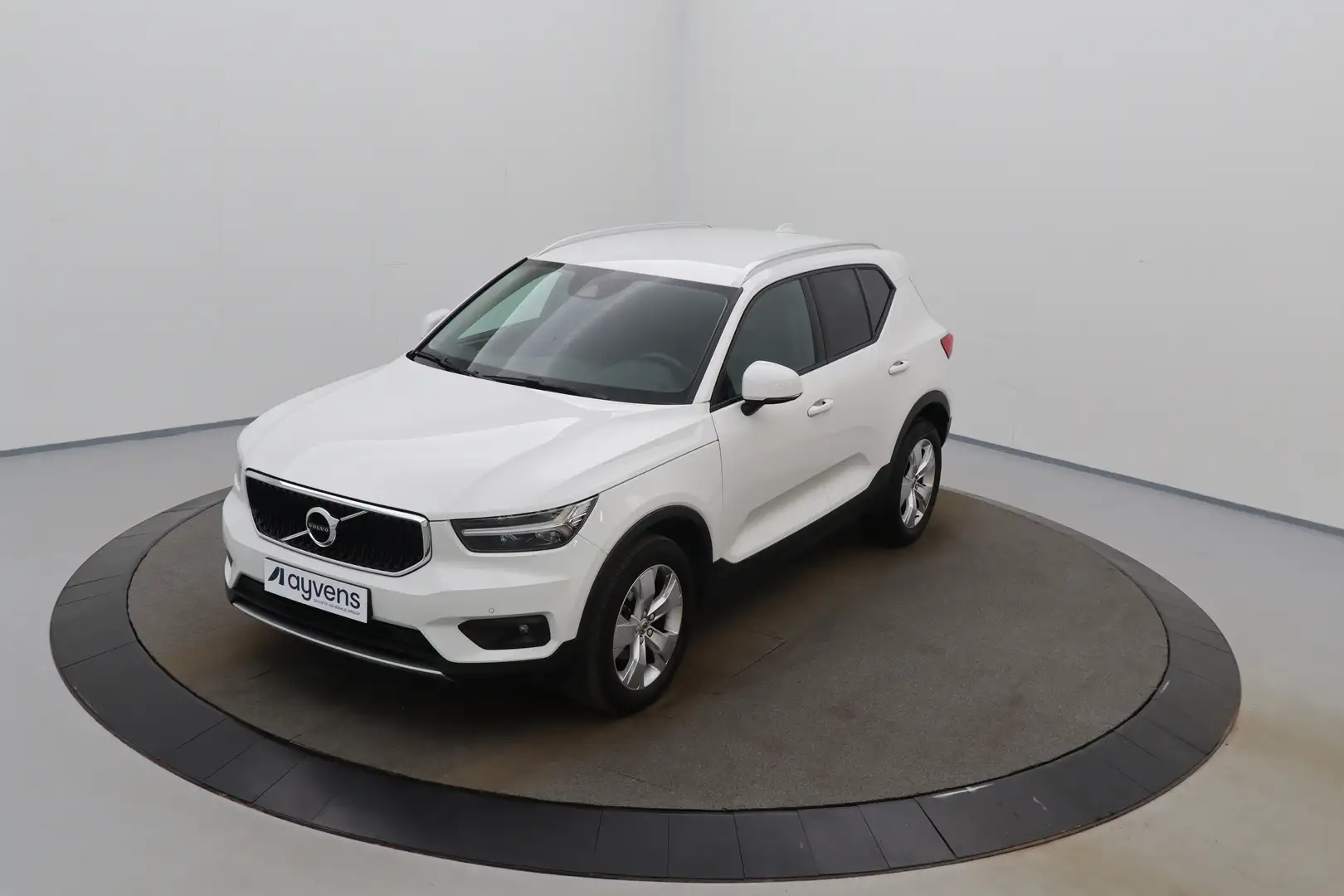Volvo XC40 1.5 T2 Geartr. Momentum Pro LED GPS PDC CAM H/K Ke Bílá - 1