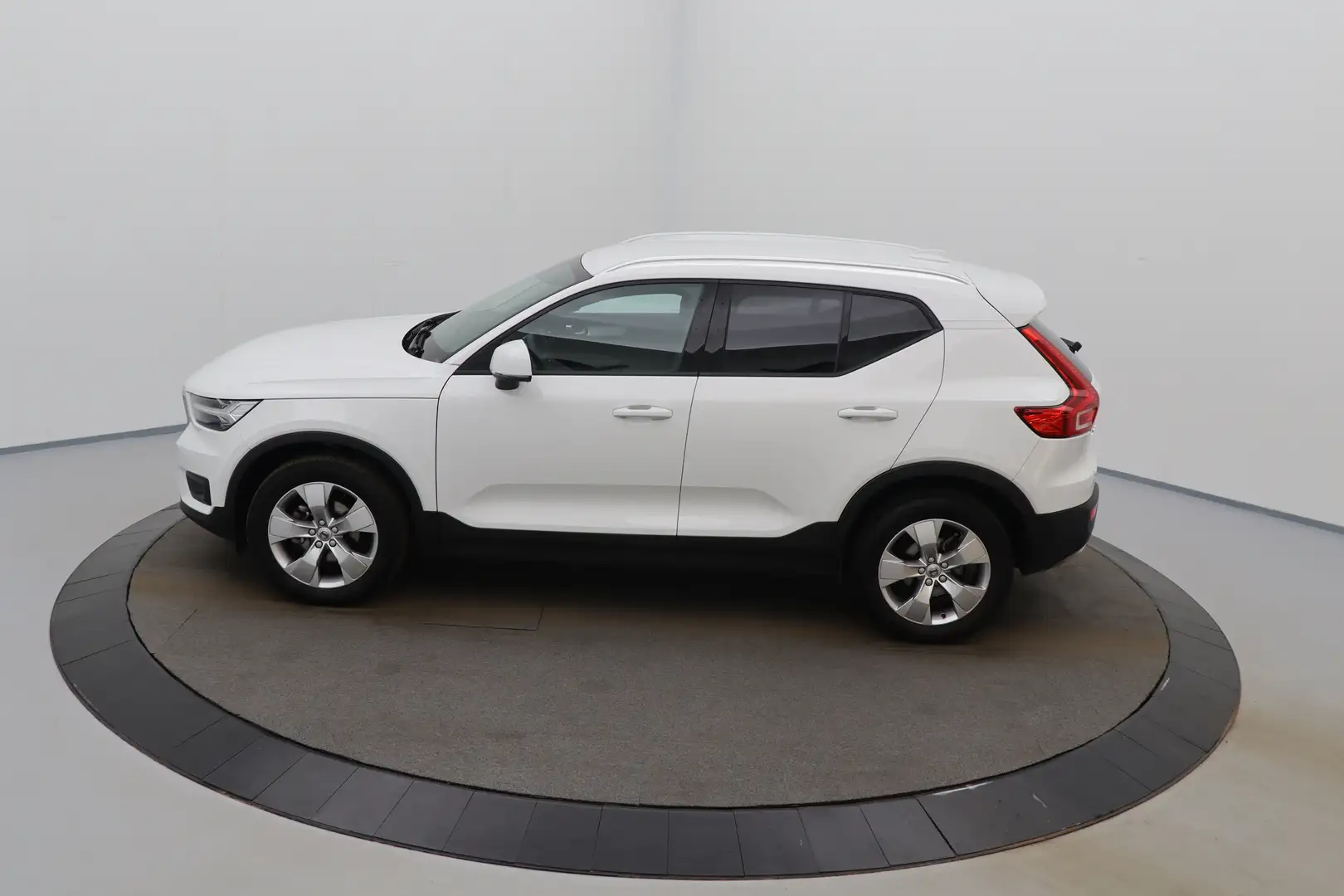 Volvo XC40 1.5 T2 Geartr. Momentum Pro LED GPS PDC CAM H/K Ke Bílá - 2