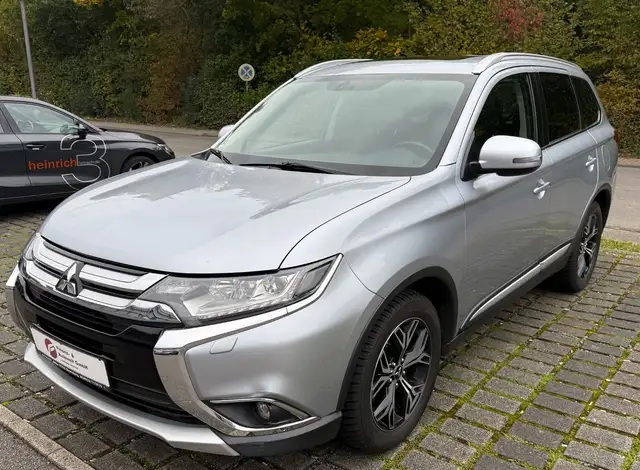 Mitsubishi Outlander 2.2 DI-D, Top 4WD/7-Sitzer/AHK/Leder
