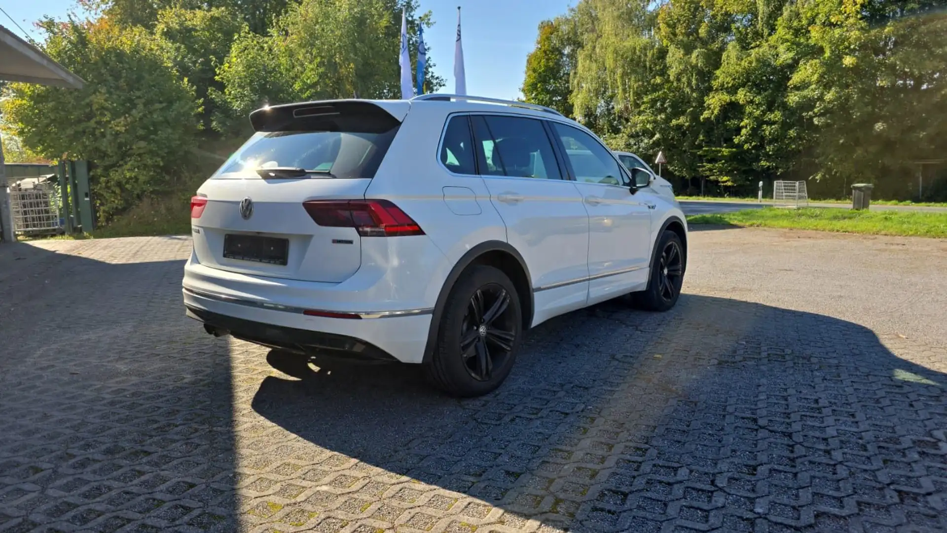 Volkswagen Tiguan R-Line DSG 4M LED AHK 360° Standh ACC Dig Weiß - 2