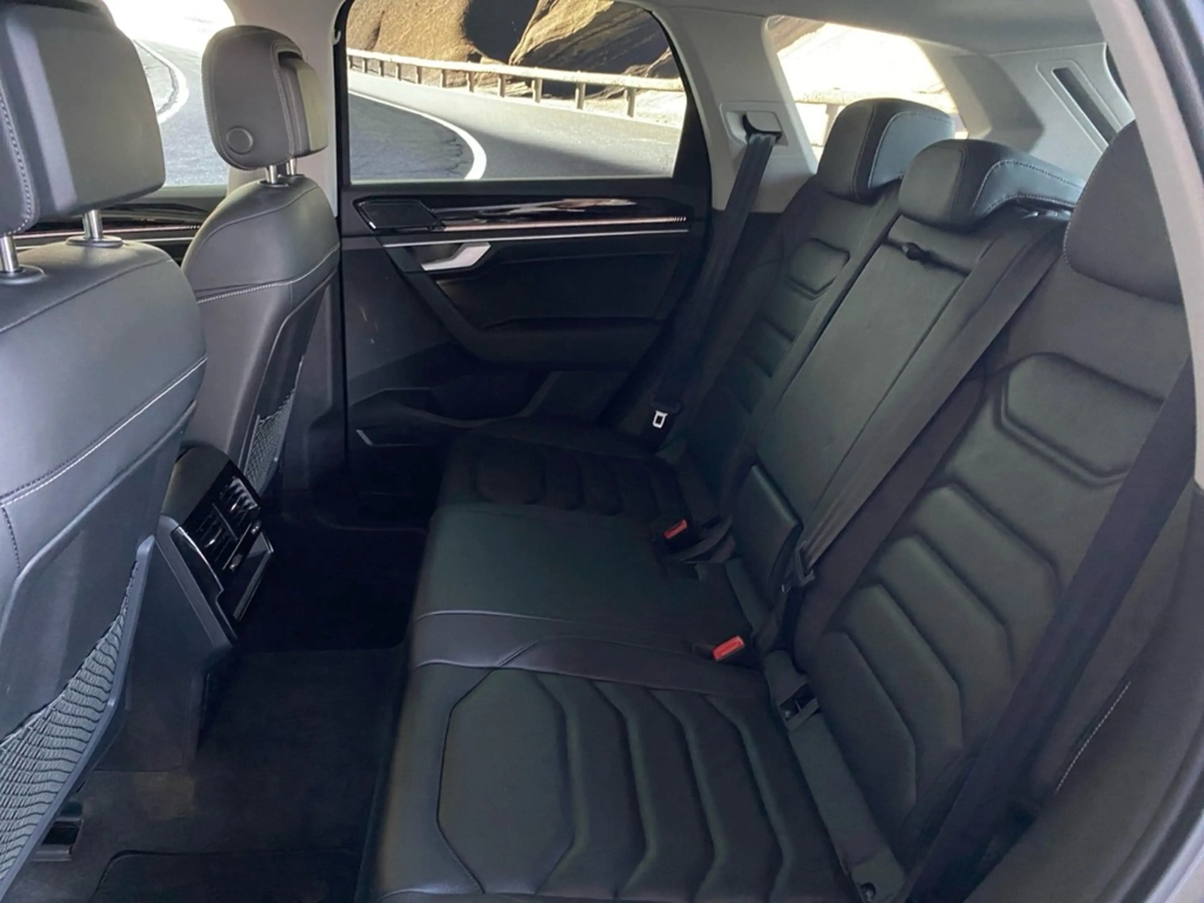 Volkswagen Touareg 3.0 TDI 4M AHK+NAVI+SHZ+LEDER+STANDHZG+IQ.DRIVE — photo 8