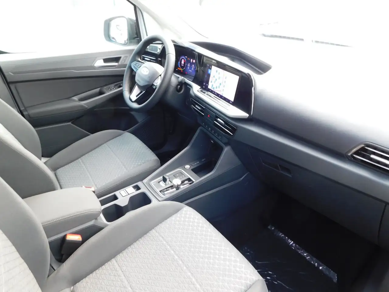 Ford Grand Tourneo 2026 — фото 15
