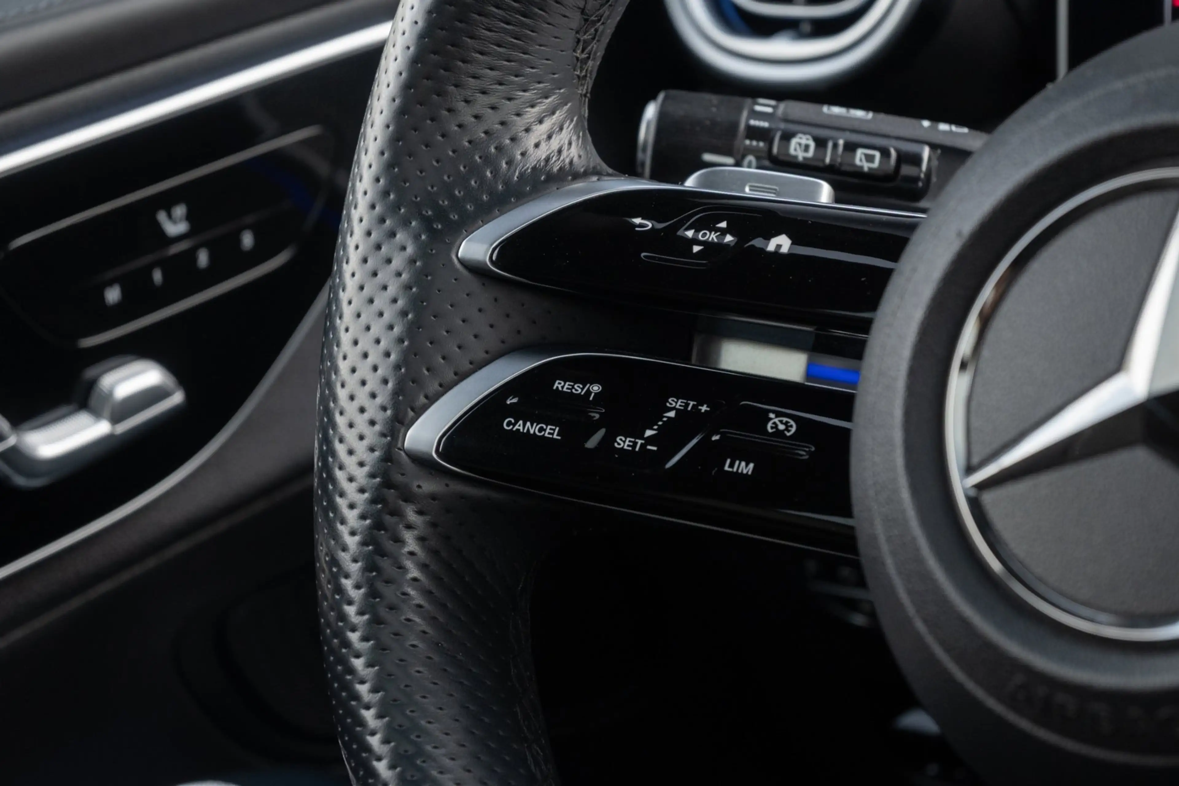 Mercedes-Benz GLC 300 300e 4MATIC Business Solution AMG PANORAMADAK — photo 29