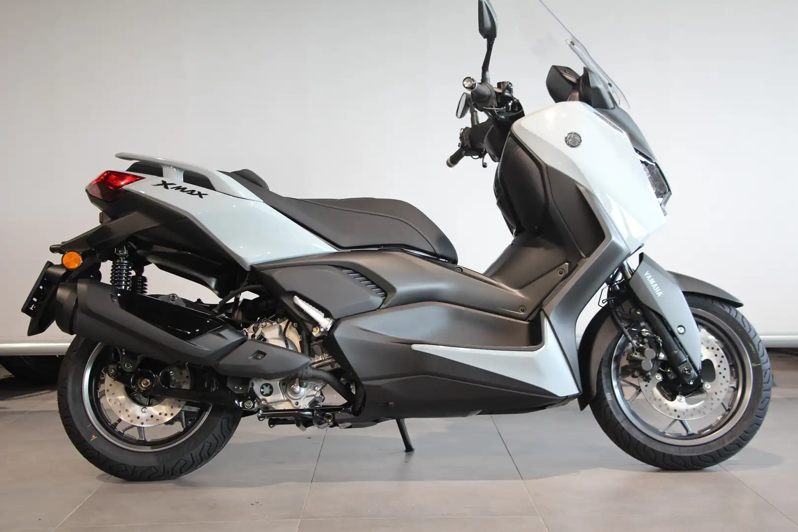 Yamaha X-Max 300 TECHMAX + Zwart - 1