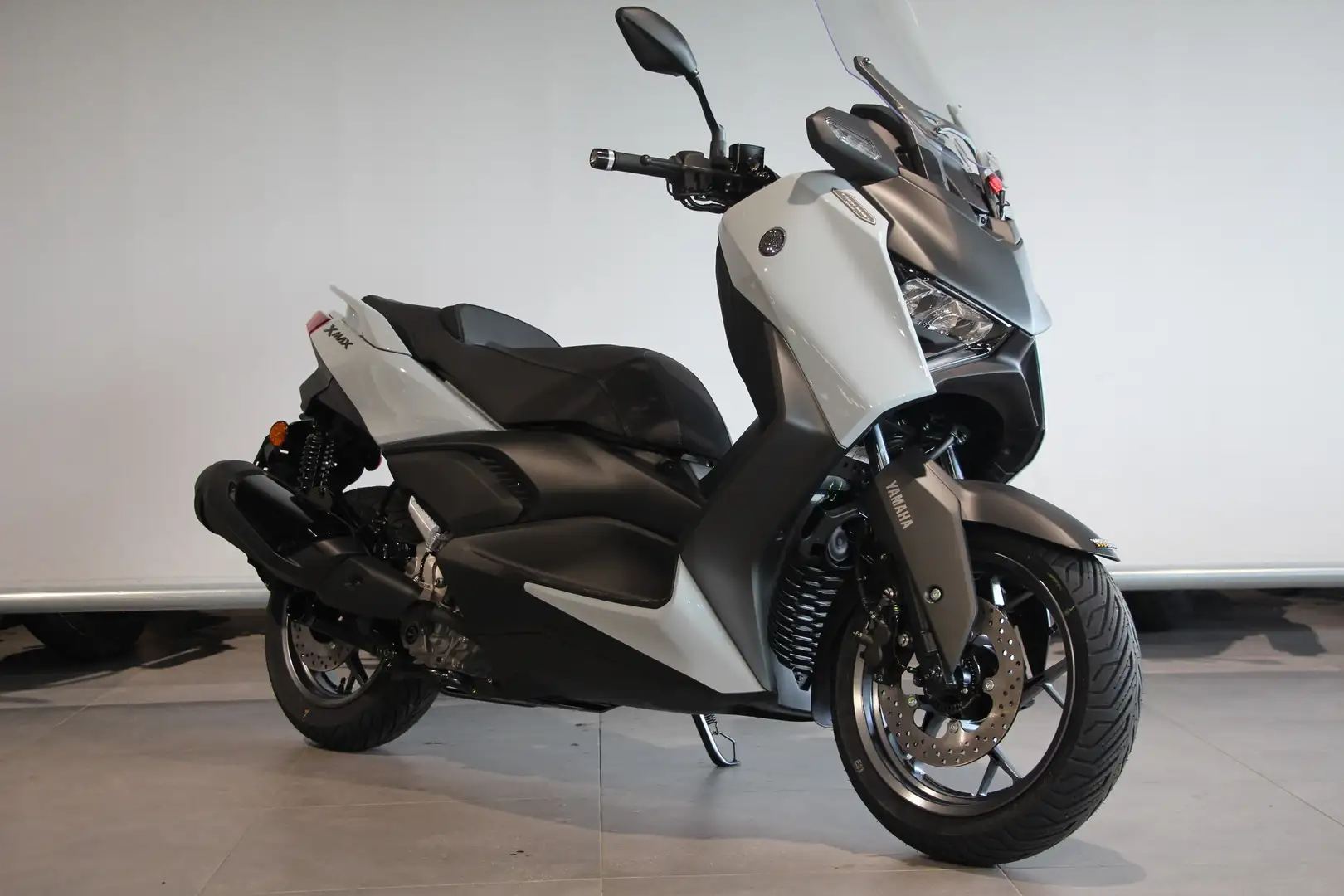 Yamaha X-Max 300 TECHMAX + Zwart - 2
